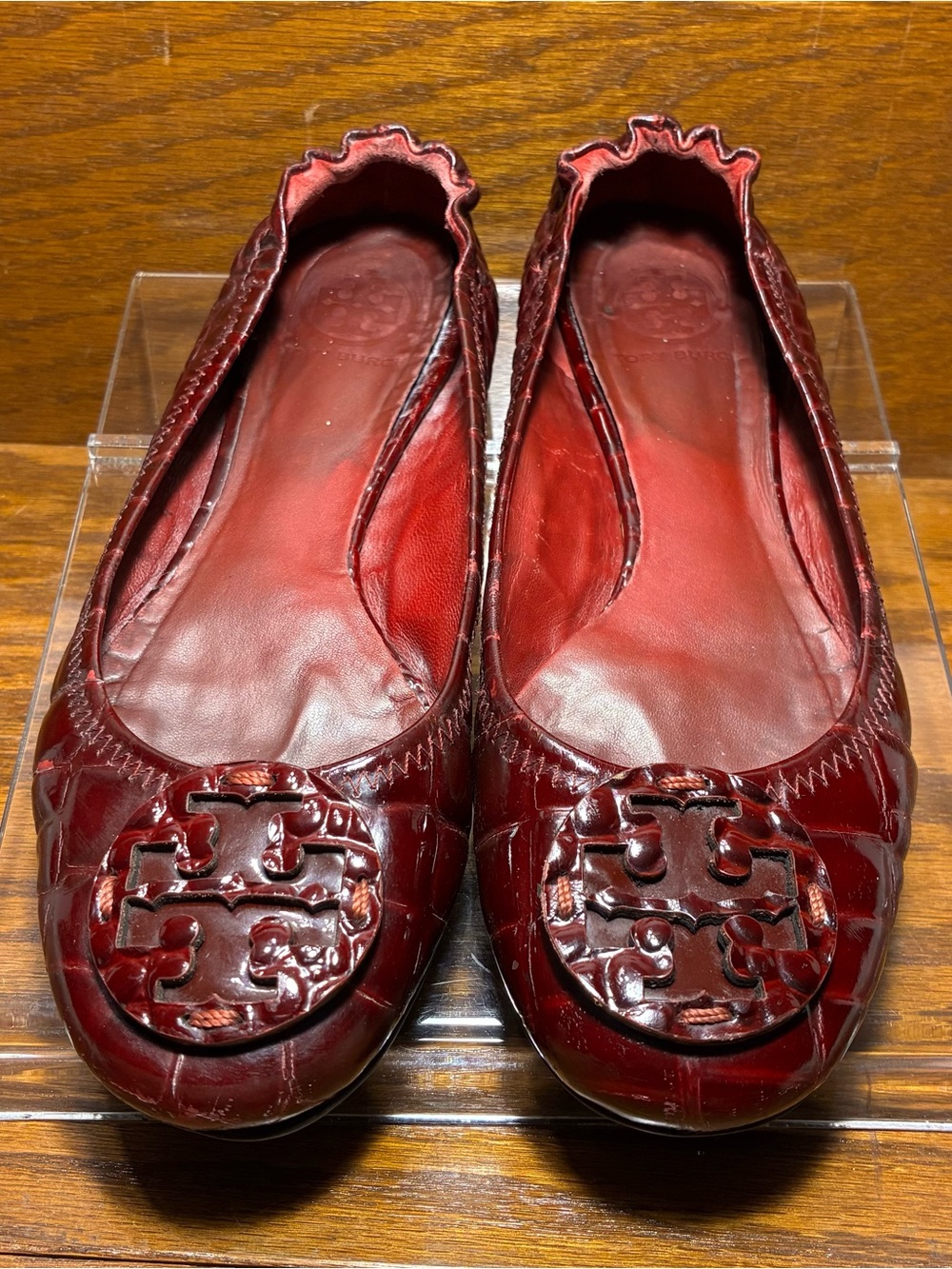 Y2K Tory Burch Reva Logo Croc Embossed Patent Leather Ballet Flats Burgundy 8.5
